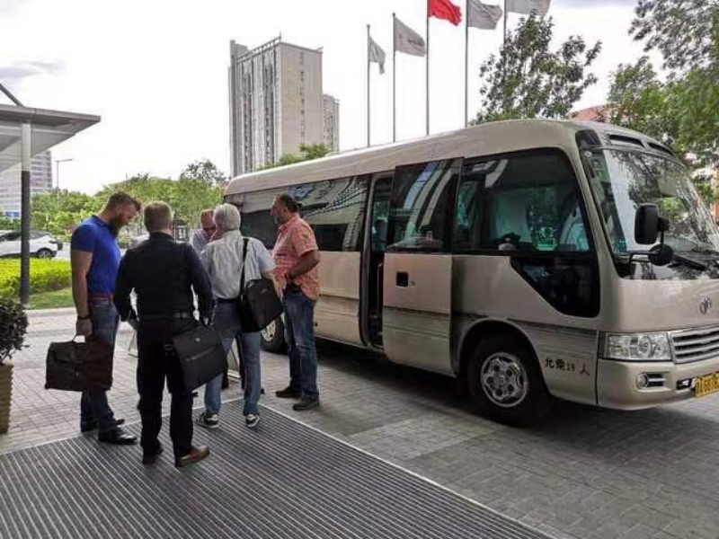 中巴车